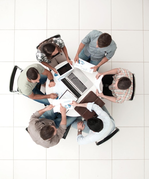 Vue de dessus équipe commerciale faisant un rapport financier photo avec espace de copie