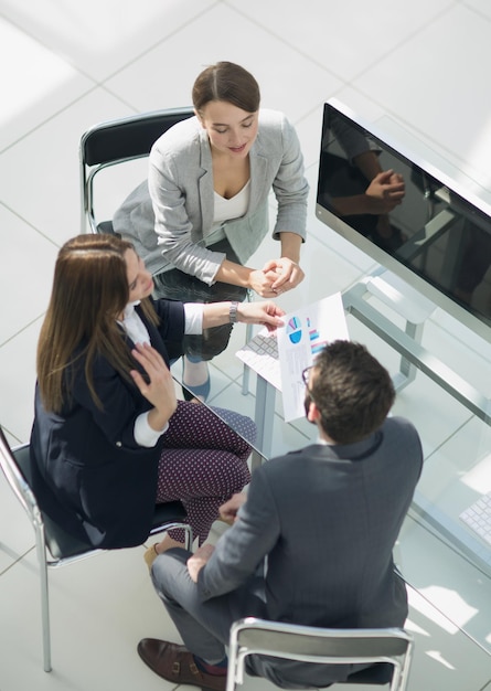 Vue de dessus de l'équipe commerciale sur le lieu de travail