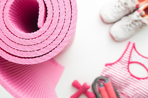 Vue de dessus des équipements de yoga et de remise en forme sur fond blanc