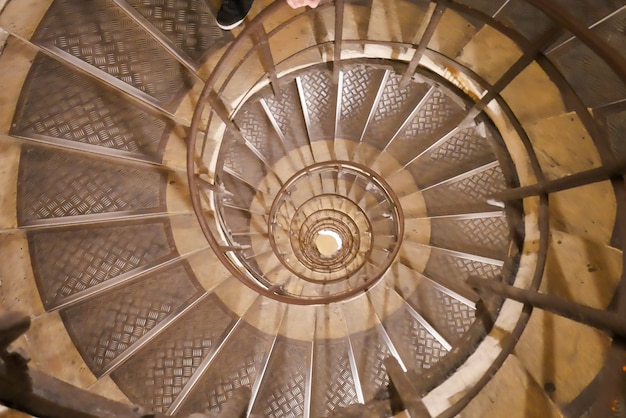 Vue de dessus d'un escalier en colimaçon à l'intérieur.