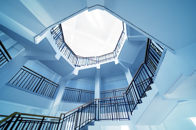 Vue de dessus d'un escalier en colimaçon