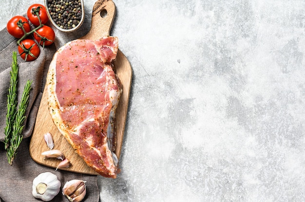 Vue de dessus sur escalope de steak de porc mariné