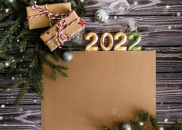 Vue de dessus espace de copie de carte de nouvel an Artisanat à partir de branches d'arbres cadeaux et de numéros 2022