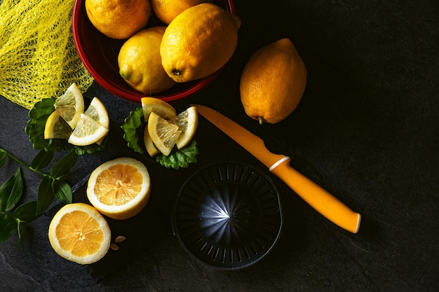 Vue de dessus avec espace de copie pour les citrons frais et mûrs. Contexte alimentaire sain.