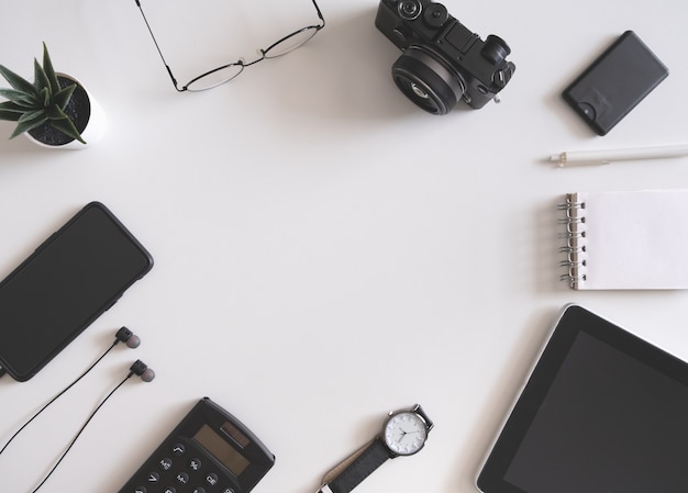 Vue de dessus d'un espace de travail de bureau