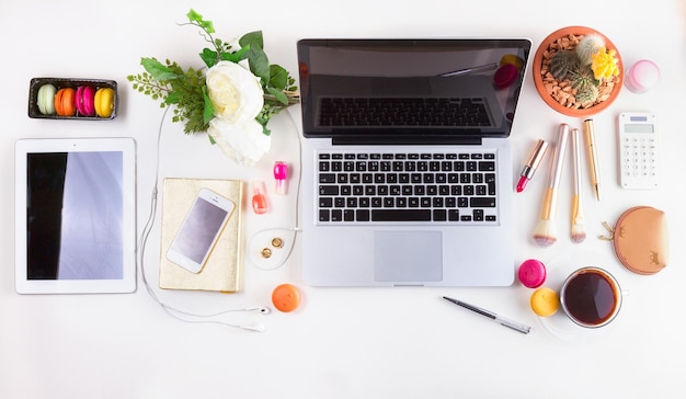 Vue de dessus de l'espace de travail féminin