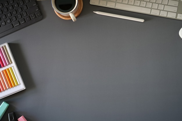 Vue de dessus, espace de travail gris foncé avec gadget de bureau et espace de copie