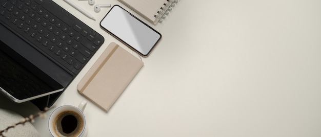 Vue de dessus de l'espace de travail portable avec ordinateur portable et ordinateur portable