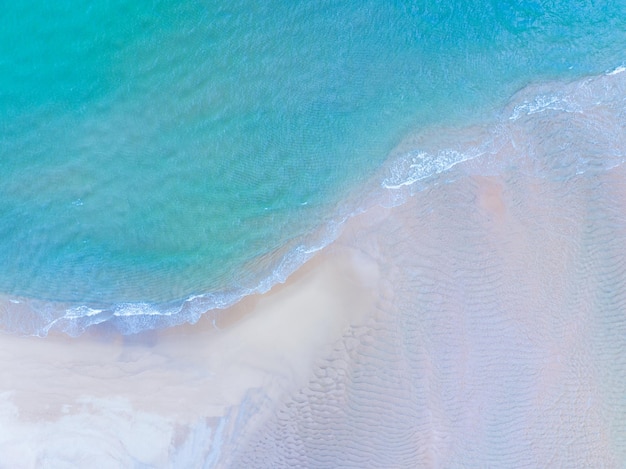 Vue de dessus de l'étonnante plage de sable pastel et de la mer turquoise copie espace disponible fond de nature vue grand angle fond de sable de mer