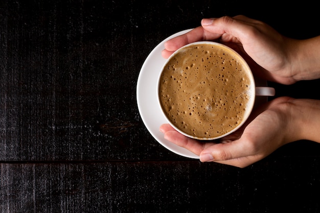 Vue de dessus sur expresso sur fond de bois