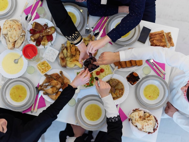 Vue de dessus de la famille musulmane ayant l'iftar ensemble pendant le Ramadan. Les Arabes se rassemblent pour un dîner traditionnel pendant le mois de jeûne.