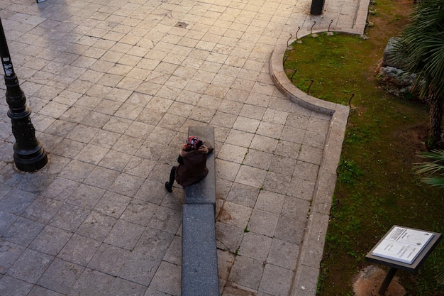 Vue de dessus d'une femme âgée assise sur le banc Palerme