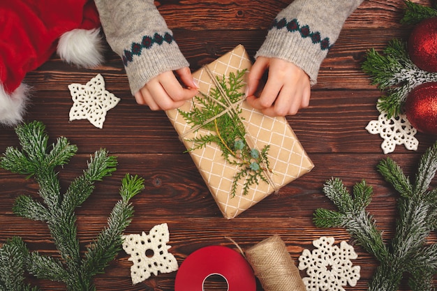 Vue de dessus d'une femme avec un cadeau de Noël en bois