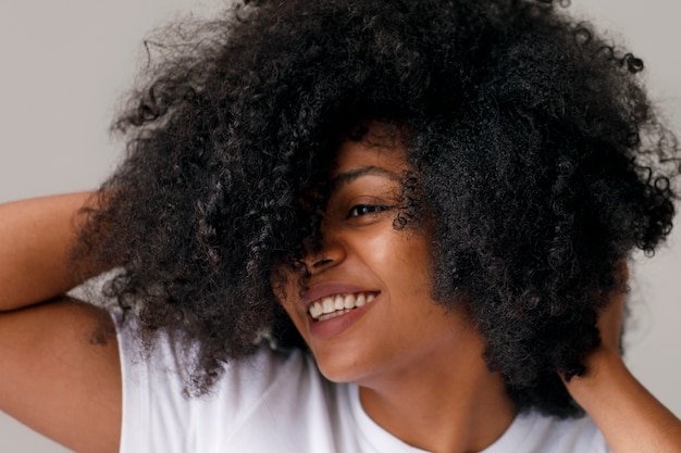 Photo vue de dessus femme avec une coiffure afro