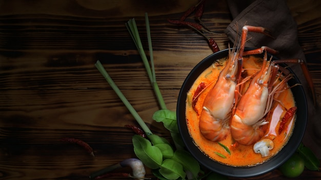 Vue de dessus de femme mangeant Tom yum goong aux crevettes