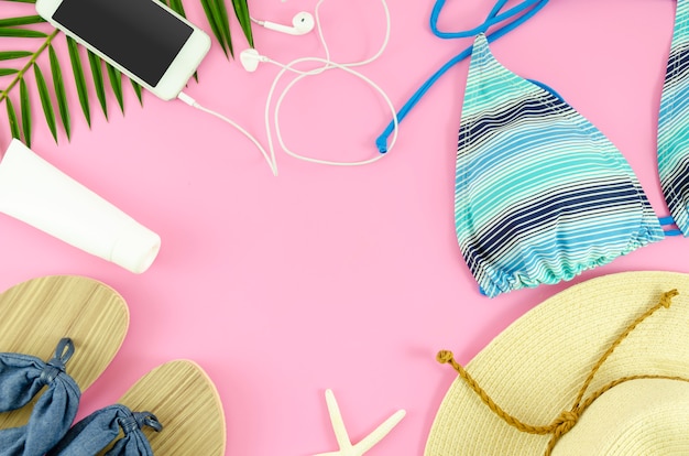 Vue de dessus de femme plage Bonnet, bikini, smartphone et pantoufles