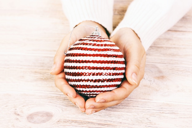 Photo vue de dessus de la femme tenir préparant la vue de dessus de jouet de noël. tonique