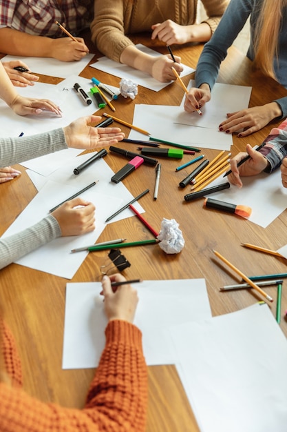 Vue de dessus des femmes préparant une affiche sur les droits des femmes et l'égalité au bureau. Des femmes d'affaires ou des employés de bureau de race blanche se sont réunis à propos de problèmes sur le lieu de travail, de pression masculine et de harcèlement.