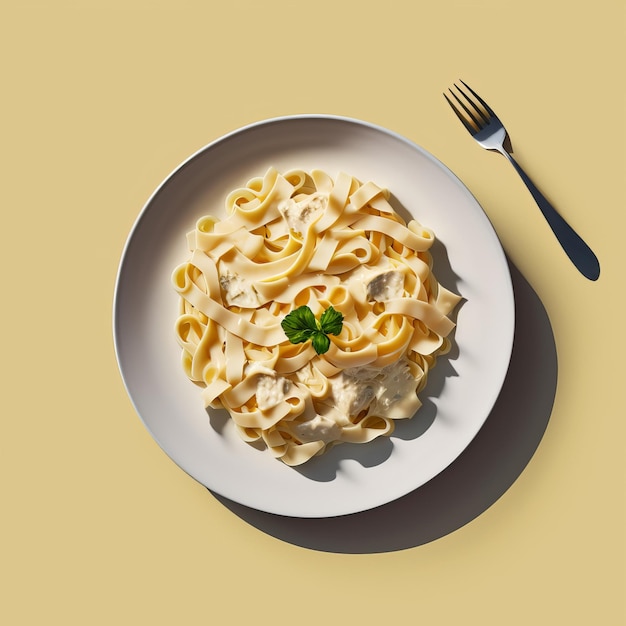 Vue de dessus fettucine avec sauce alfredo et parmesan sur fond jaune