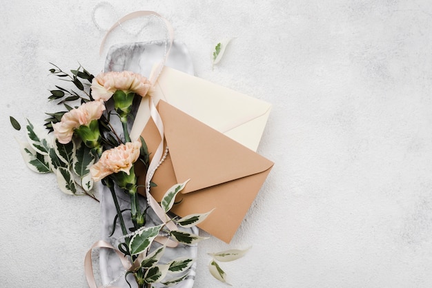 Vue de dessus des fleurs de mariage avec enveloppes