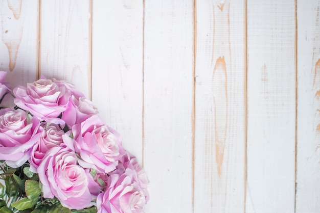 Vue de dessus des fleurs de mariage sur fond de bois blanc