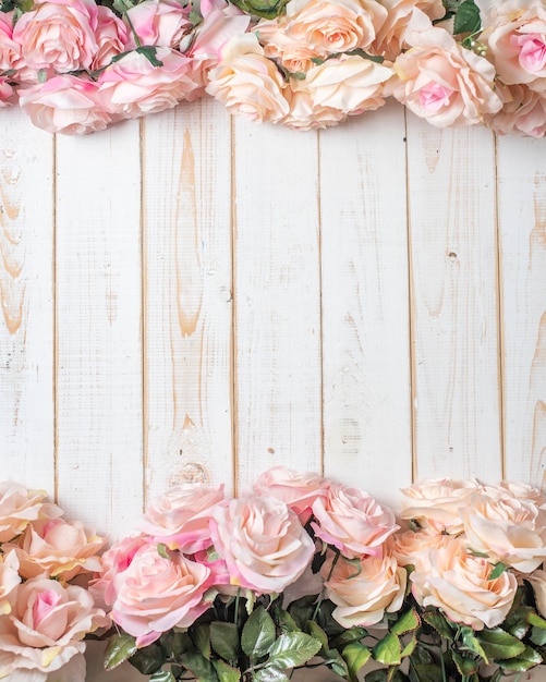 Vue de dessus des fleurs de mariage sur fond de bois blanc