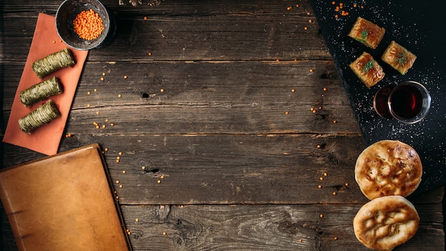 Vue de dessus fond en bois cuisine turque