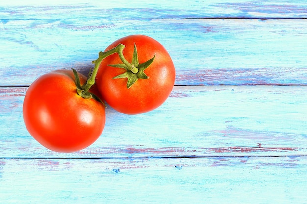 Vue de dessus avec fond de table en bois de tomate rouge fraîche