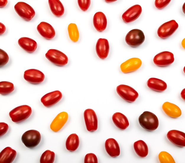 Vue de dessus sur fond de tomates rouges et jaunes