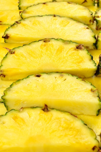 Vue de dessus de fond de tranches jaunes juteuses d'ananas