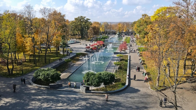 Vue de dessus de la fontaine dans le parc de la ville de Kharkov