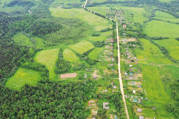 vue de dessus de la forêt, vue panoramique du paysage de la forêt d'été avec vue aérienne du quadricoptère