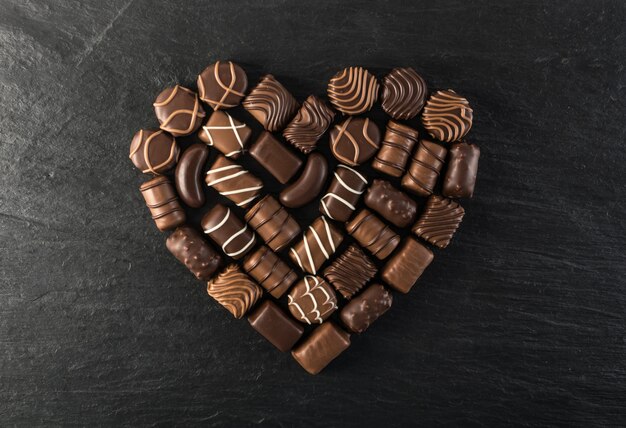 Vue de dessus en forme de coeur au chocolat sur fond de pierre noire