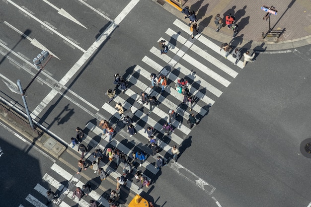 Vue de dessus de la foule piétons indéfinis marchant franchissent l&#39;intersection de rues cross-walk