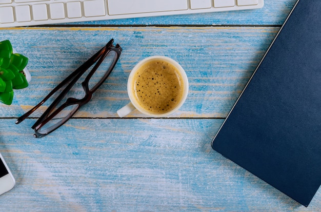 Vue de dessus des fournitures de bureau et du café