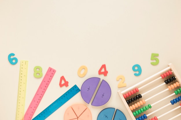 Photo vue de dessus des fournitures scolaires de mathématiques et de sciences