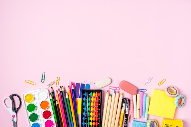 Vue de dessus des fournitures scolaires sur table avec espace copie