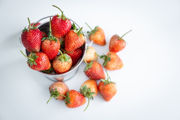 Vue de dessus fraises à l'arc sur une surface blanche. Belle fraise rouge