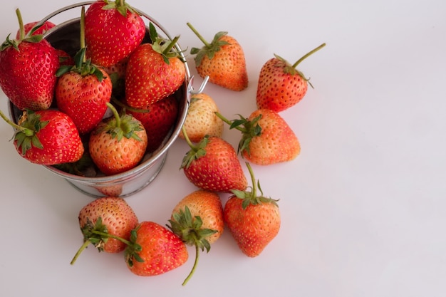 Photo vue de dessus fraises à l'arc sur une surface blanche. belle fraise rouge