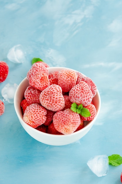 Vue de dessus des fraises congelées dans un bol