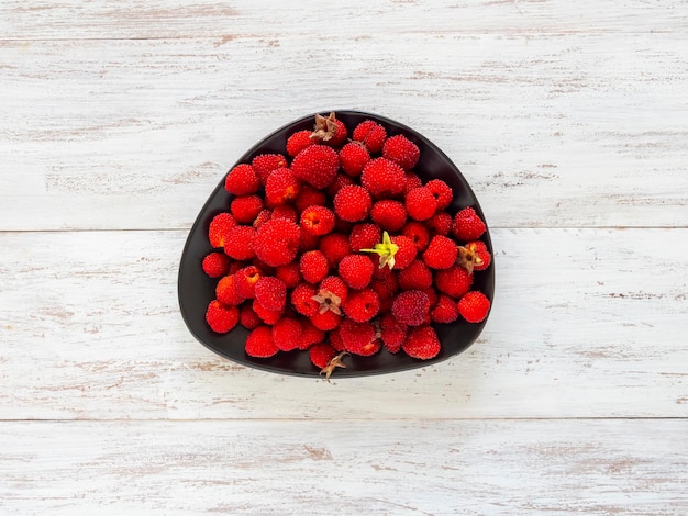 Vue de dessus des framboises tibétaines sur un bol