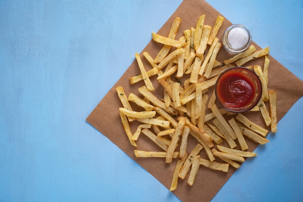 Vue de dessus des frites avec du sel et du ketchup