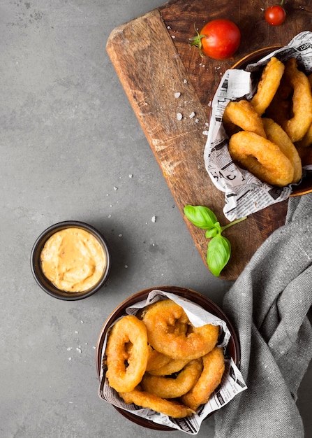 Vue de dessus des frites à la moutarde et aux tomates