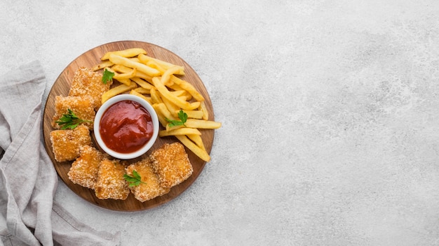 Photo vue de dessus des frites avec des pépites de poulet frit et copiez l'espace