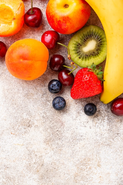 Vue de dessus de fruits et baies