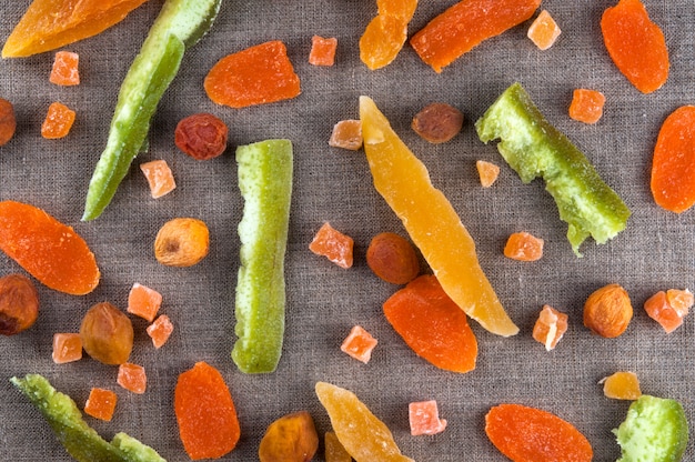 Vue de dessus de fruits colorés sains sains et coupes de courgettes sur fond de toile de lin gris