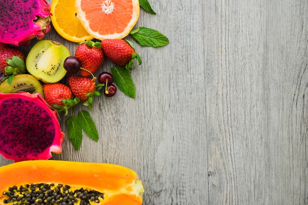 Photo vue de dessus des fruits délicieux sur la surface en bois