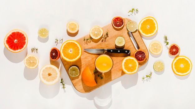 Vue de dessus des fruits sur fond blanc