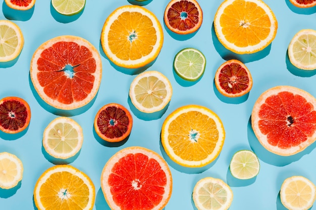 Vue de dessus des fruits sur fond bleu