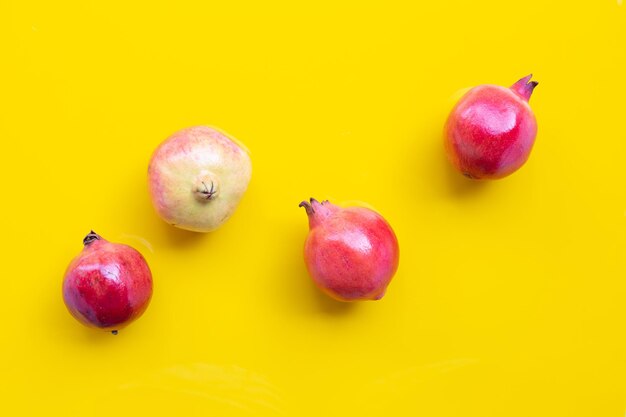 Vue de dessus des fruits mûrs de grenade